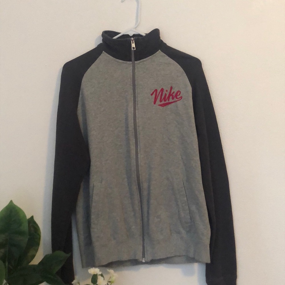 A great quality Nike sweater perfect for wearing.